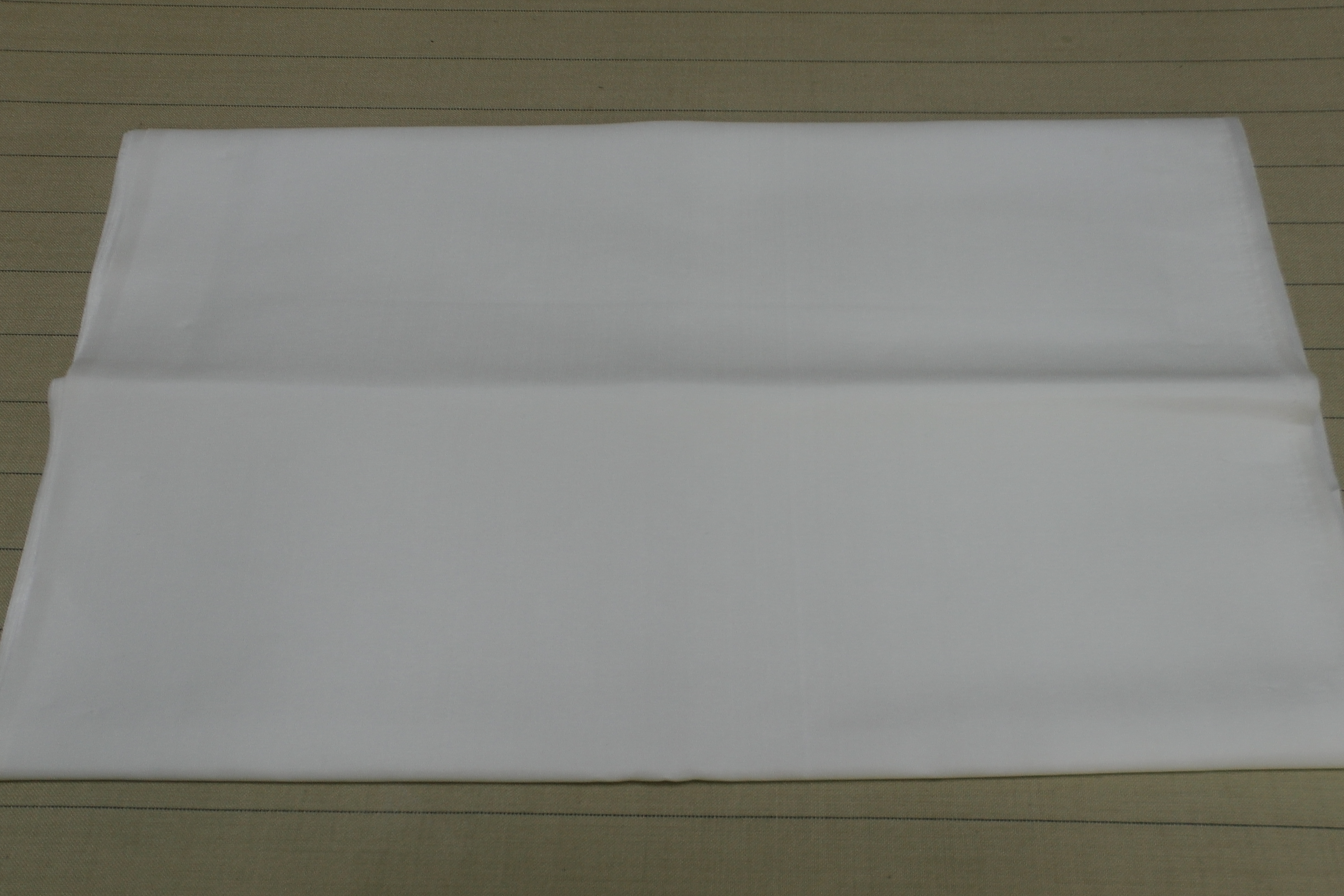 袖裏と胴裏の定番の白の輸出羽二重です。<br>